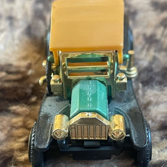 This antique old classic toy car is a four seater. It has four spoke tires. Nice - Picture 5 of 5